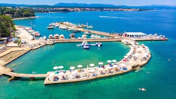 Chaises longues, parasols, ski nautique, bar de plage