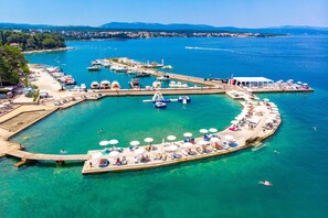 Chaises longues, parasols, ski nautique, bar de plage