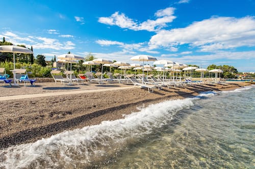 Ligstoelen, parasols, waterskiën, een strandbar
