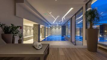 Piscina interna, piscina externa, guarda-sóis, espreguiçadeiras