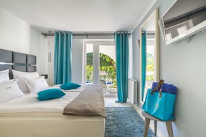 Minibar, coffres-forts dans les chambres, bureau, rideaux occultants