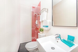 Habitación superior con 2 camas individuales | Baño | Regadera, amenidades de baño gratuitas, secadora de cabello, toallas 