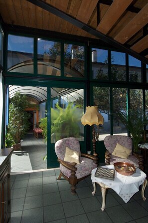 Lobby sitting area - Hotel Il Granaio (Porto Mantovano)