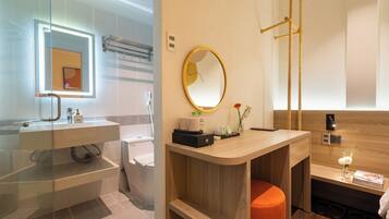 Superior King Room | Bathroom | Free toiletries, hair dryer, slippers, towels