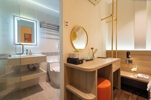 Superior King Room | Bathroom
