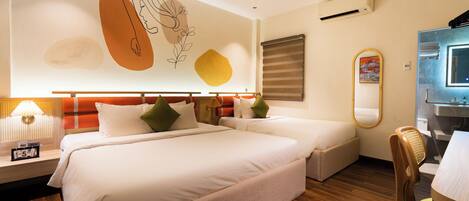 Deluxe Triple Room | Frigobar, cofres nos quartos, quartos à prova de som, Wi-Fi de cortesia