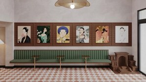Una habitación con un banco verde, piso a cuadros y obras de arte en la pared.