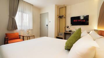 Deluxe King Room | Minibar, in-room safe, soundproofing, free WiFi