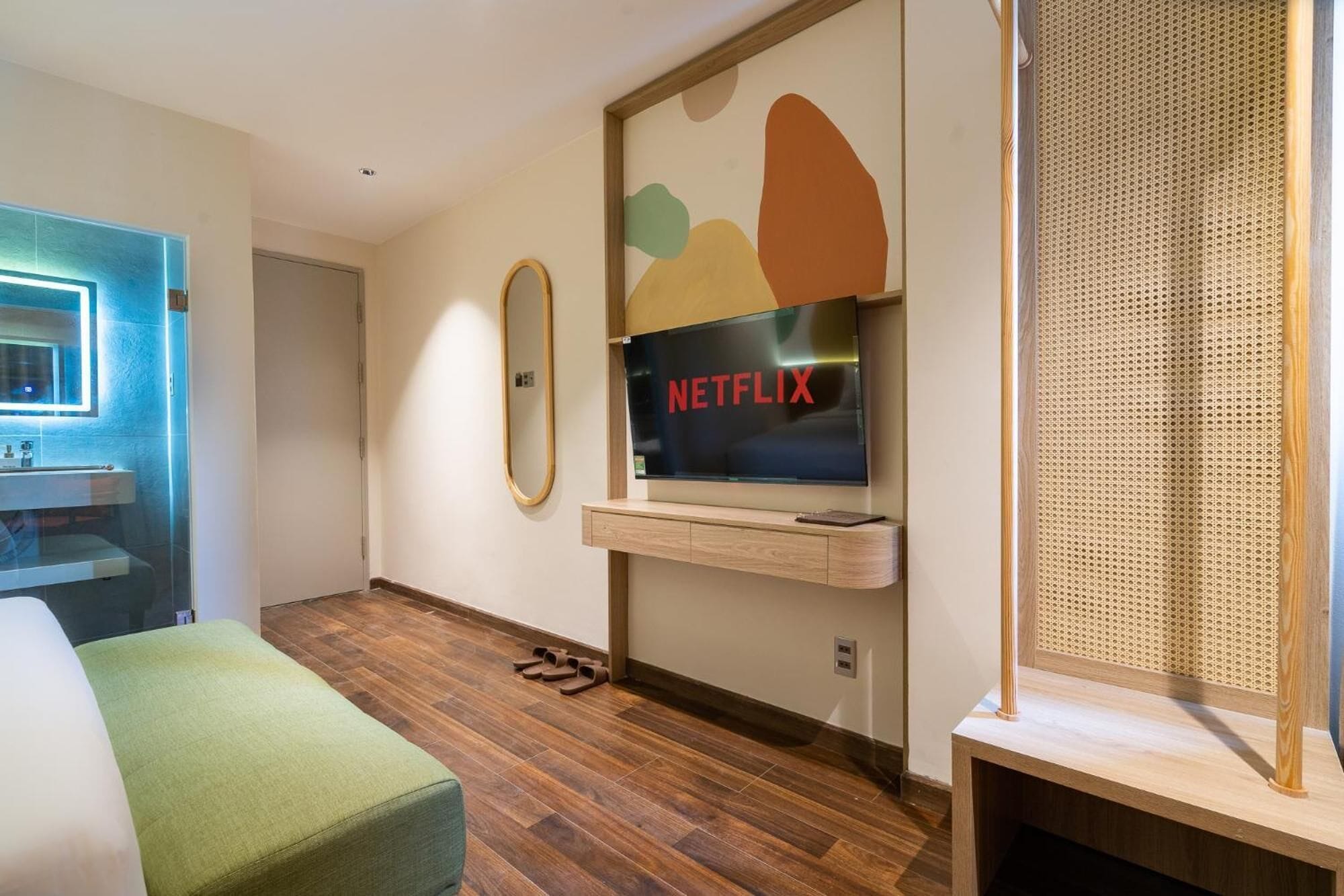 ميني بار وخزنة داخل الغرفة وتجهيزات عازلة للصوت وواي فاي مجانًا