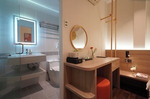 시니어룸, 퀸사이즈침대 1개 | 욕실 | 무료 세면용품, 헤어드라이어, 슬리퍼, 타월