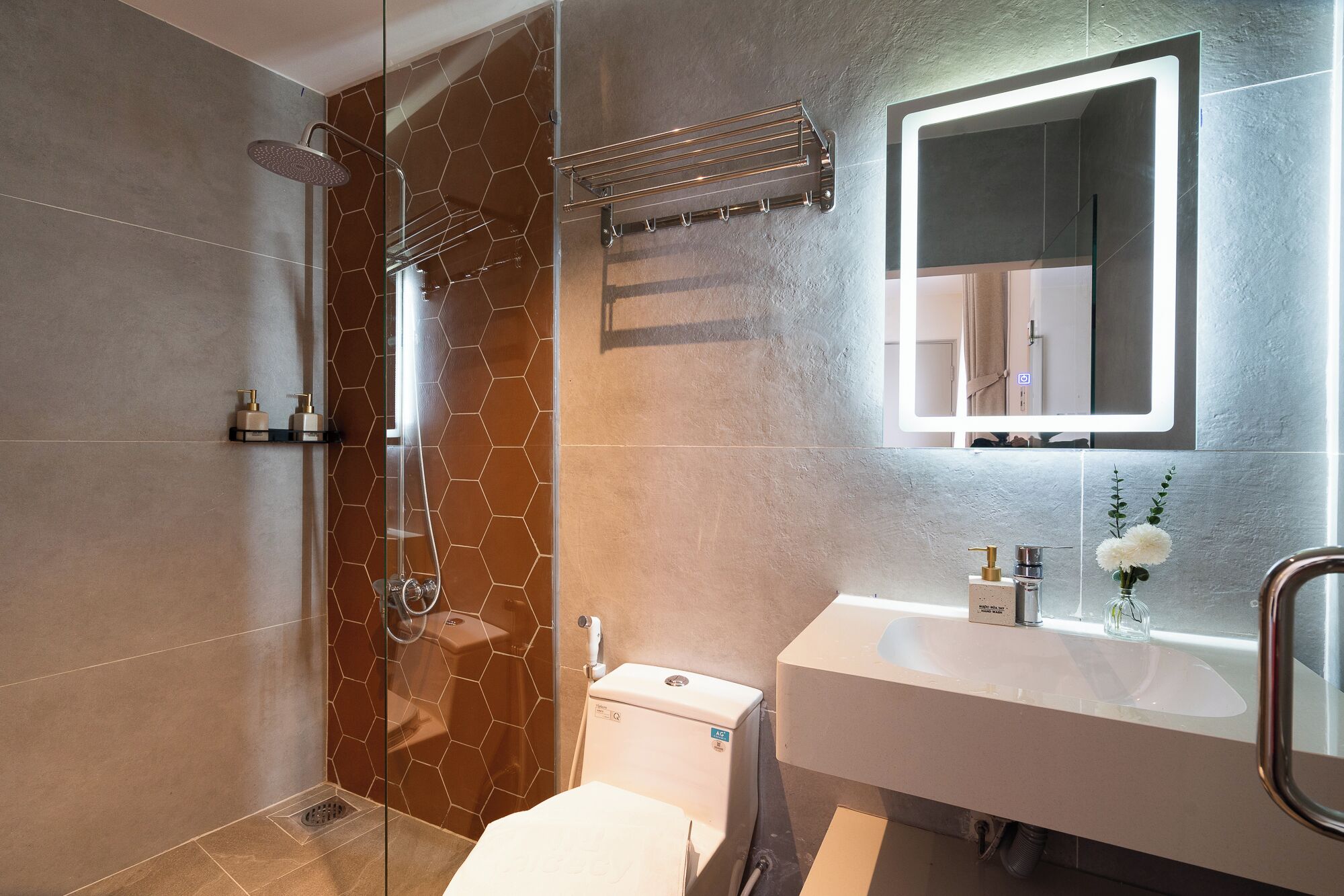 Deluxe King Room | Bathroom | Free toiletries, hair dryer, slippers, towels