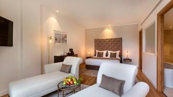 Deluxe-Suite, Gartenblick | Minibar, Zimmersafe, individuell eingerichtet, Schreibtisch