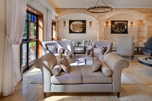 Coin salon dans le hall