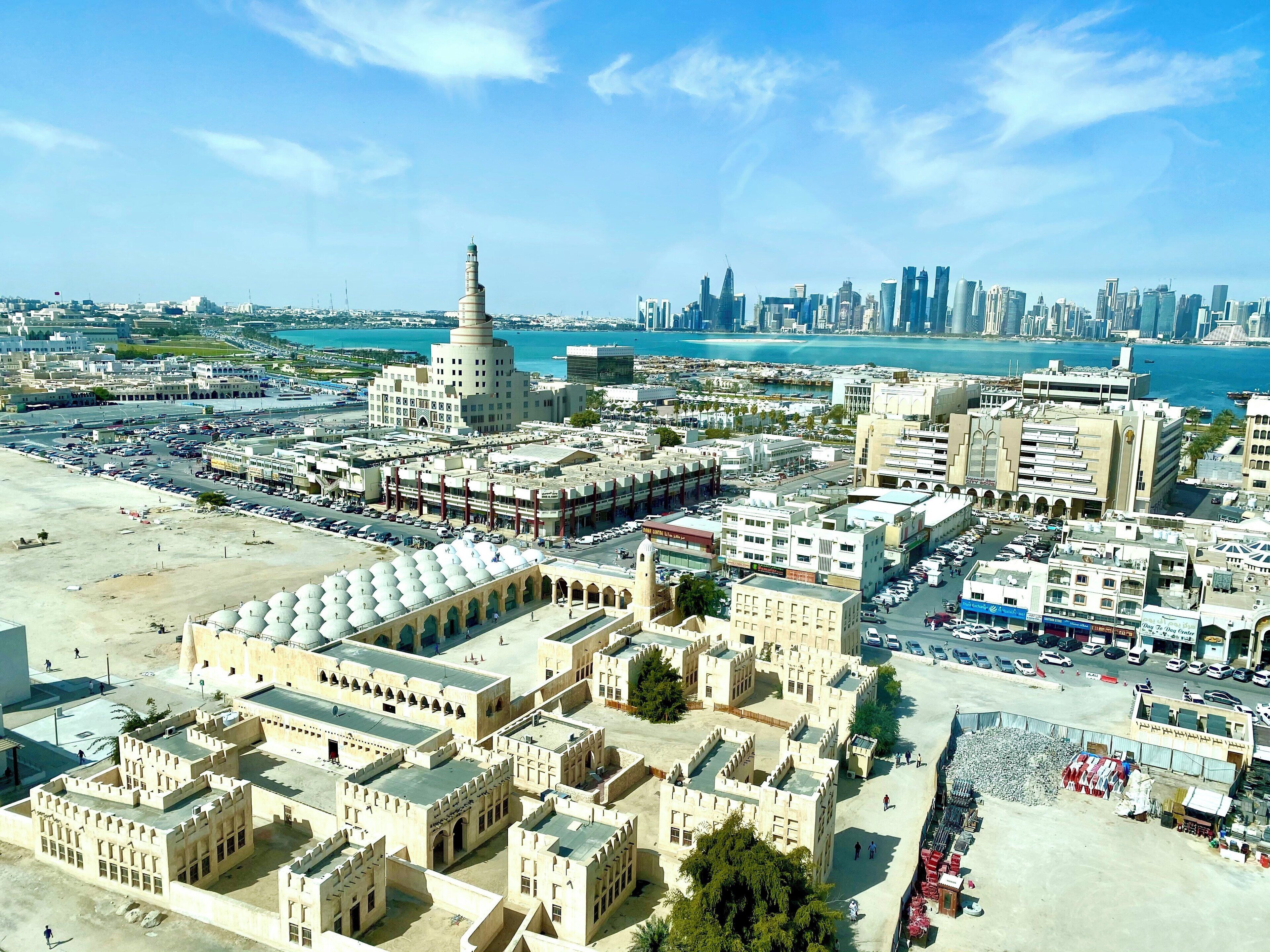 Minibar, brankas, dan didekorasi berbeda-beda