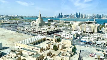 1 غرفة نوم وميني بار وخزنة داخل الغرفة وبديكورات فريدة لكل غرفة