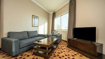 Minibar, caja de seguridad en la habitación y decoración personalizada