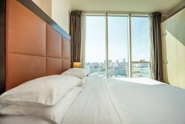 Habitación doble Deluxe, 1 cama King size | 1 habitación, minibar y caja de seguridad en la habitación