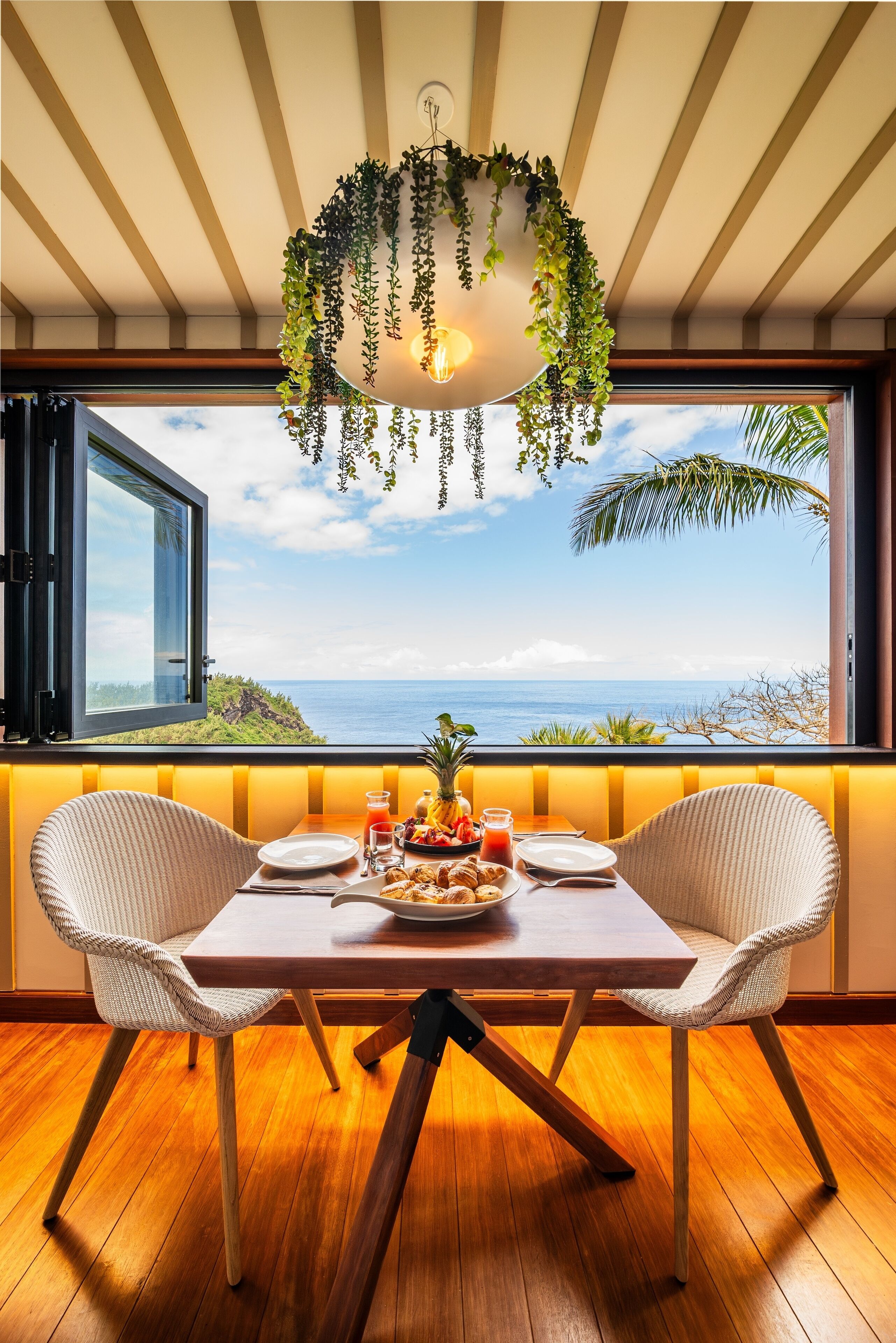 2 か所のレストラン、ランチ、ディナーに営業 (郷土料理)