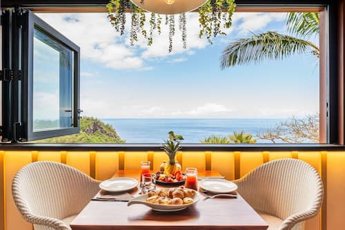 2 restaurants; lunch and dinner served