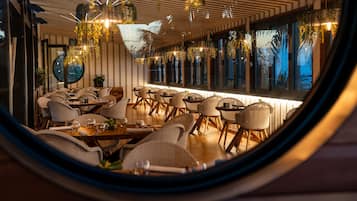 2 restaurants servant le déjeuner et le dîner