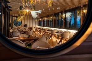 2 restaurants; lunch and dinner served