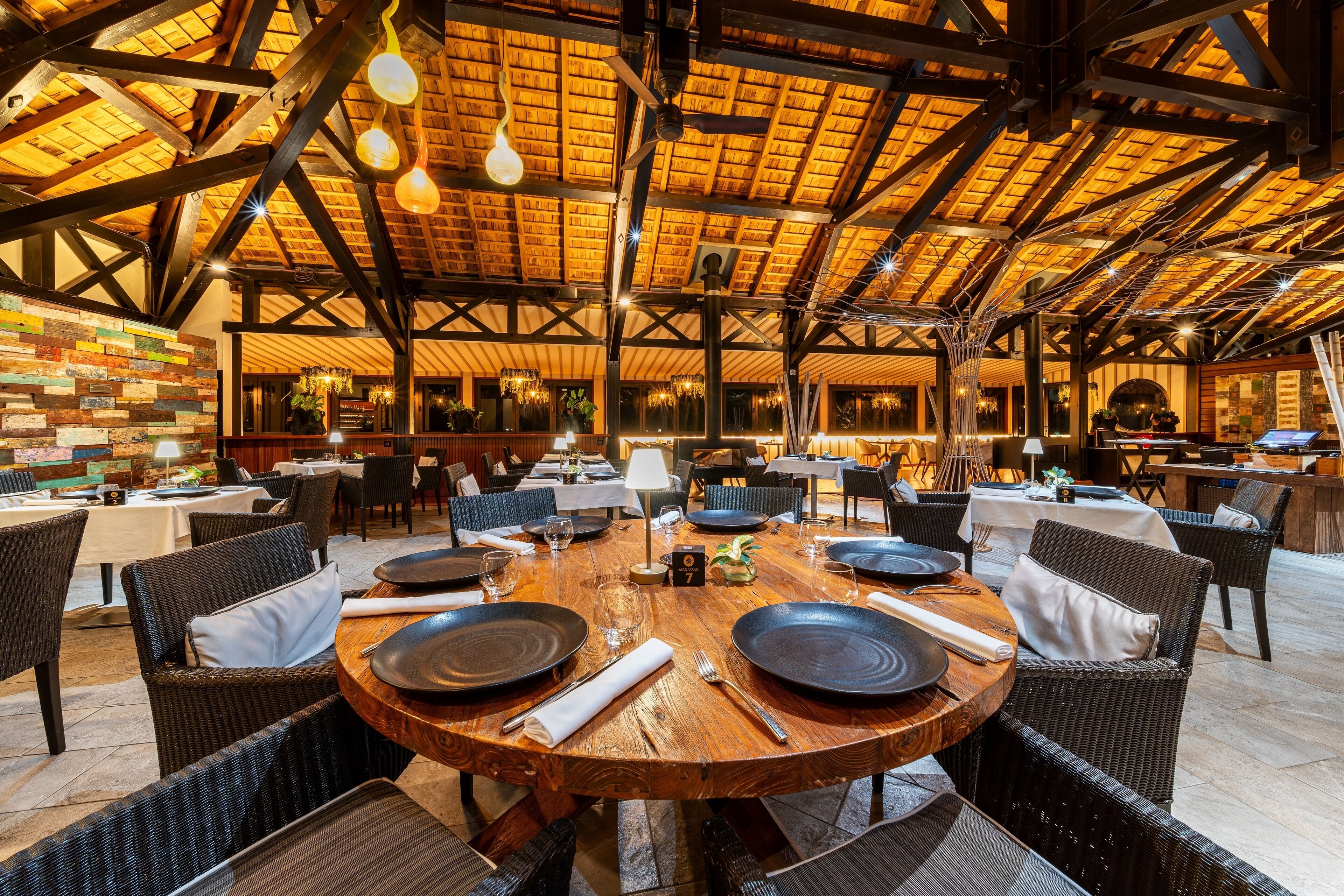 2 restaurants, lunch, dinner served; local cuisine