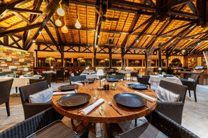 2 restaurants, lunch, dinner served; local cuisine  - Palm Hotel and Spa (Petite-Ile)