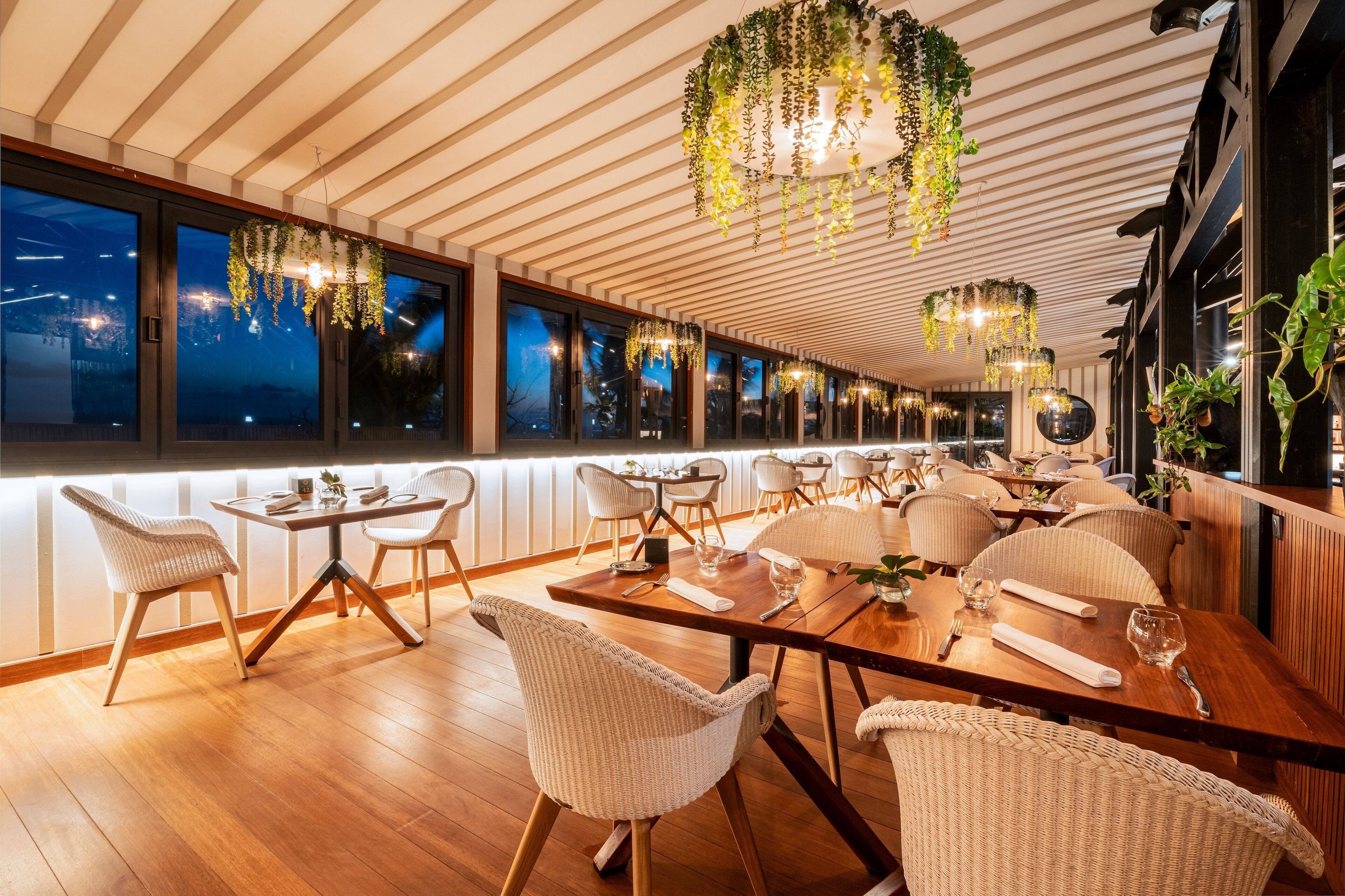 2 restaurants, lunch, dinner served; local cuisine