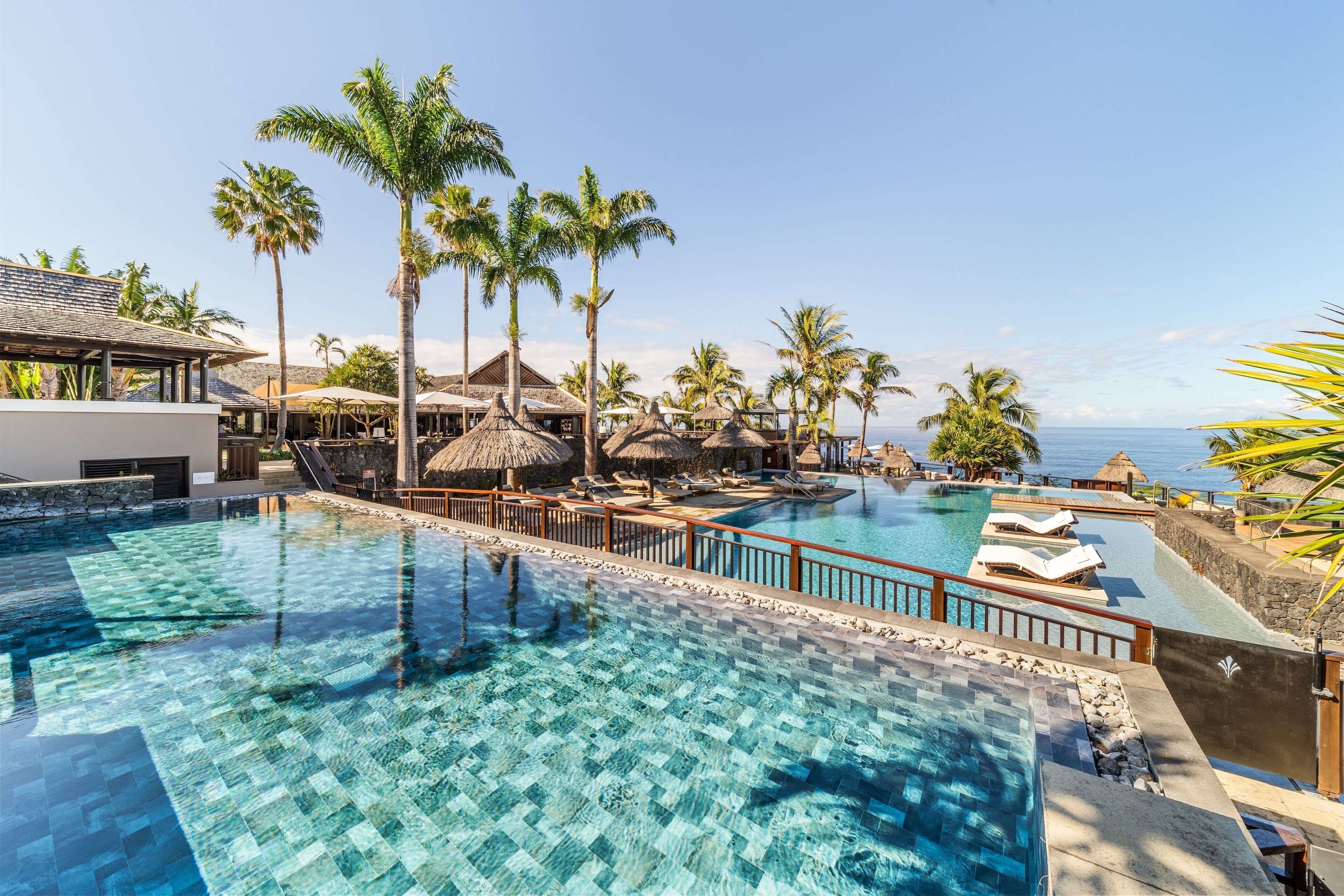 2 albercas al aire libre 