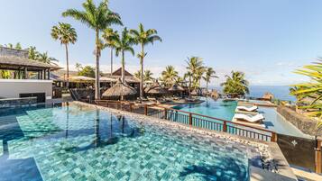 2 albercas al aire libre