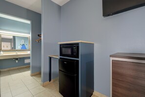 高級客房, 非吸煙房 (2 King Beds) | 客房內保險箱、熨斗/熨衣板、免費無線上網、床單