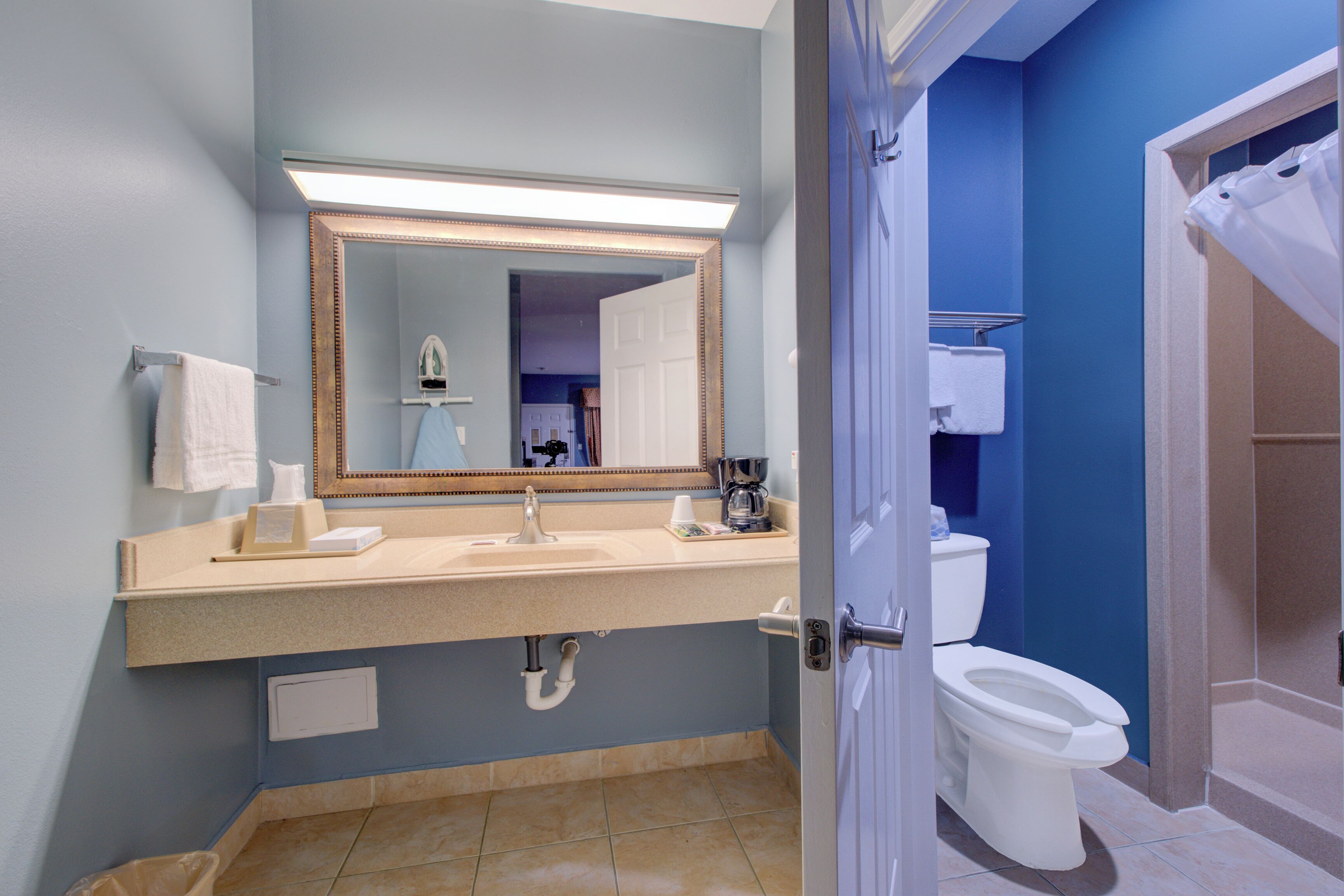 Camera, 1 letto king, non fumatori, idromassaggio | Bagno | Set di cortesia gratuito, asciugacapelli, asciugamani