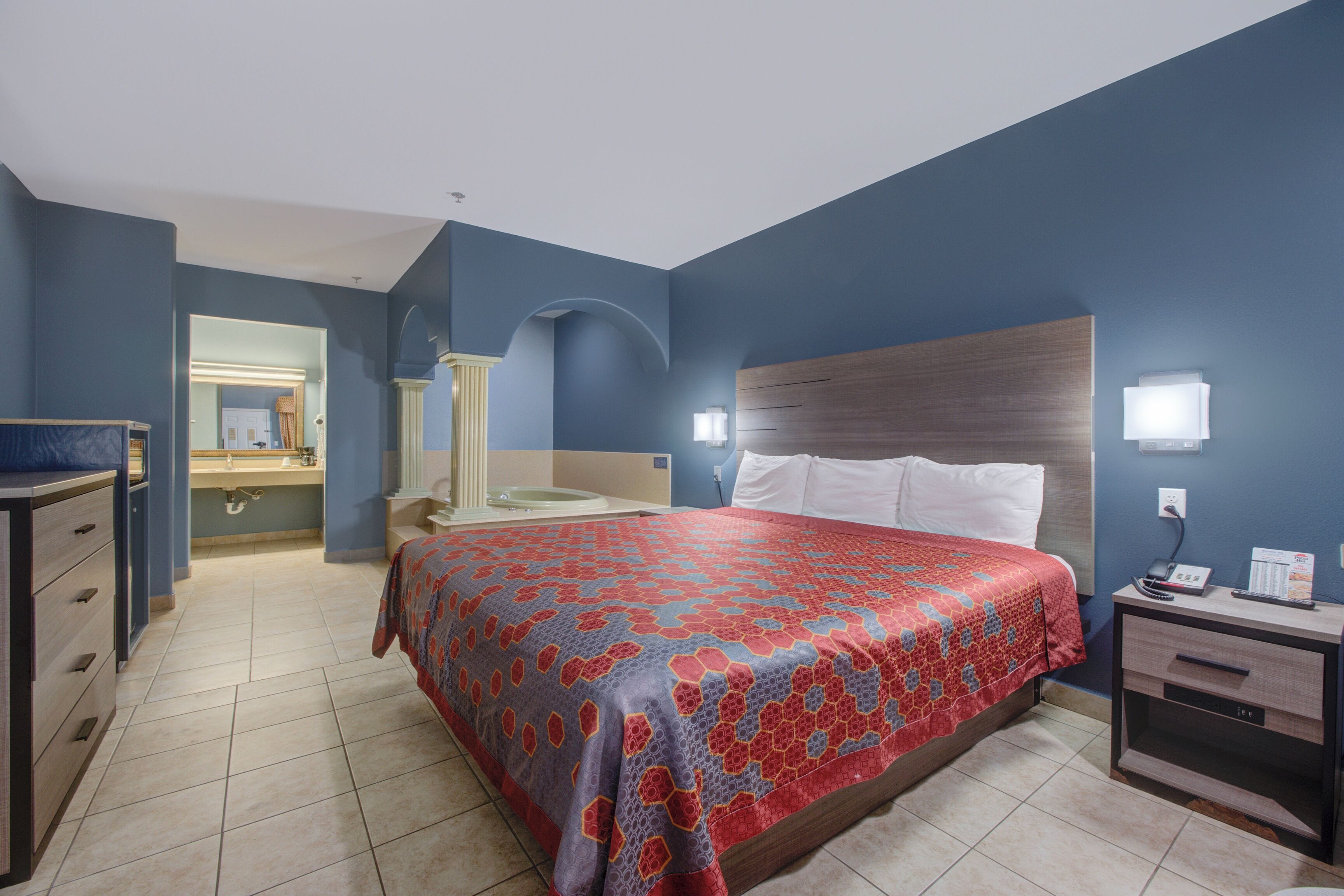 Habitación, 1 cama de matrimonio grande, no fumadores, bañera de hidromasaje | Caja fuerte, escritorio, tabla de planchar con plancha