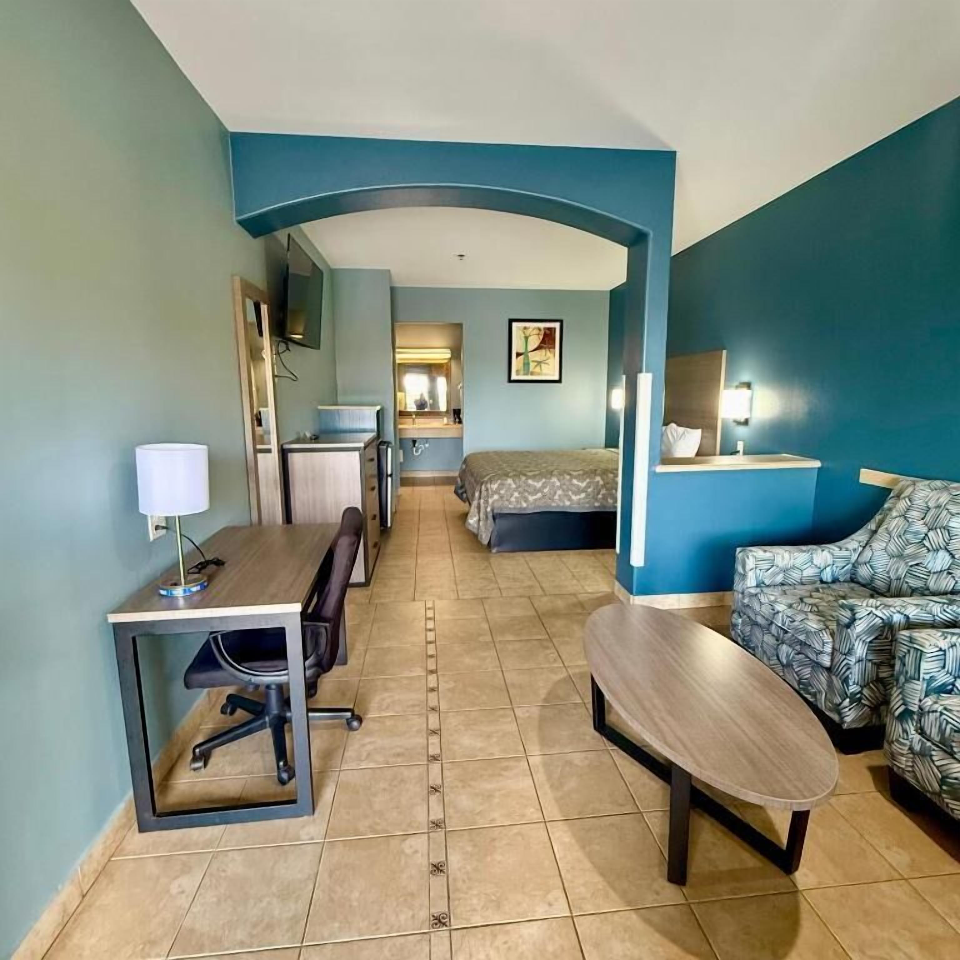 Quarto, 1 cama King, para não fumantes, banheira de hidromassagem | Cofres nos quartos, escrivaninha, ferros/tábuas de passar roupa