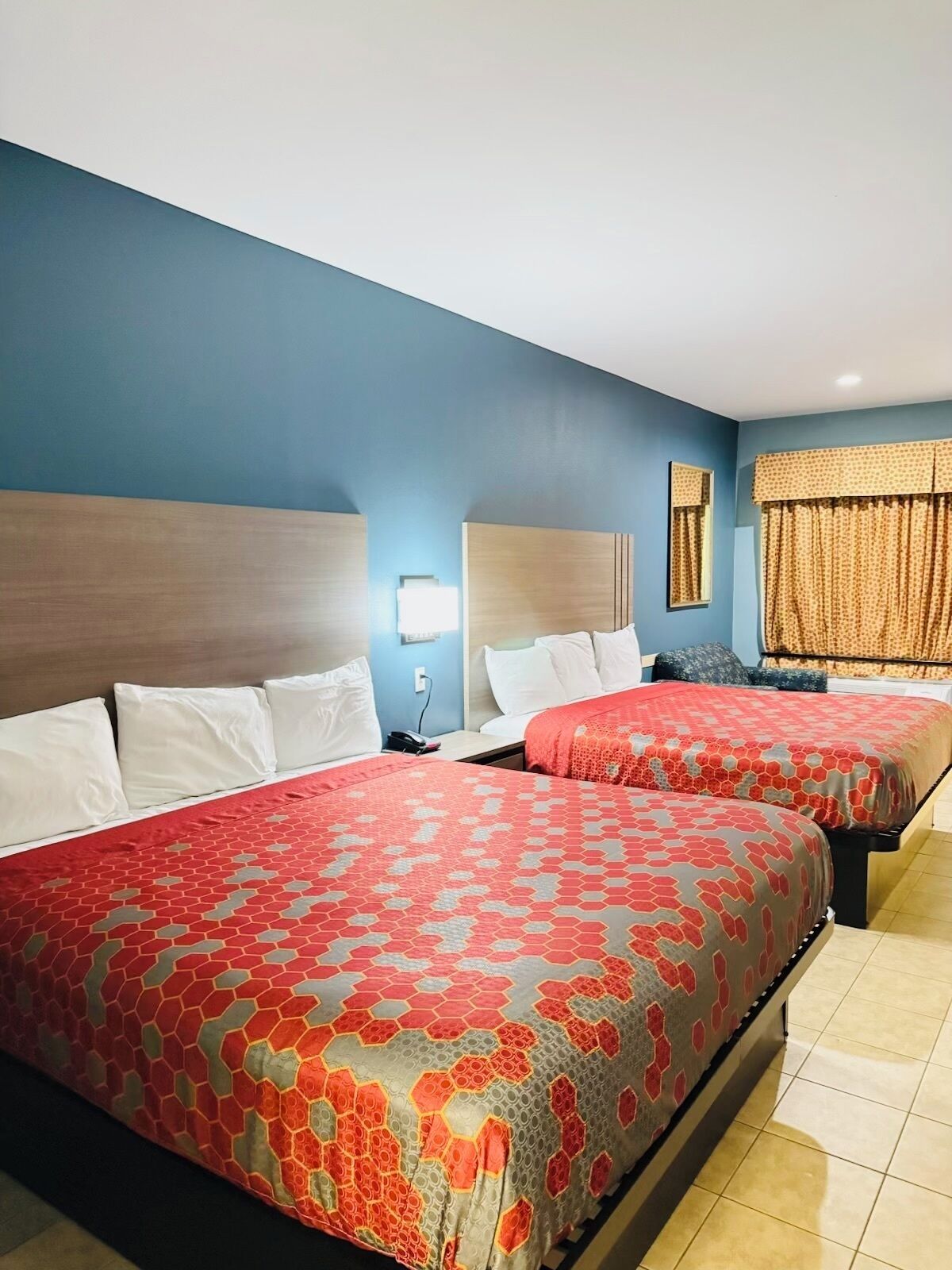 Quarto, para não fumantes (2 King Beds) | Cofres nos quartos, escrivaninha, ferros/tábuas de passar roupa