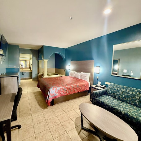 Deluxe Suite | 1 bedroom, desk, blackout drapes, iron/ironing board