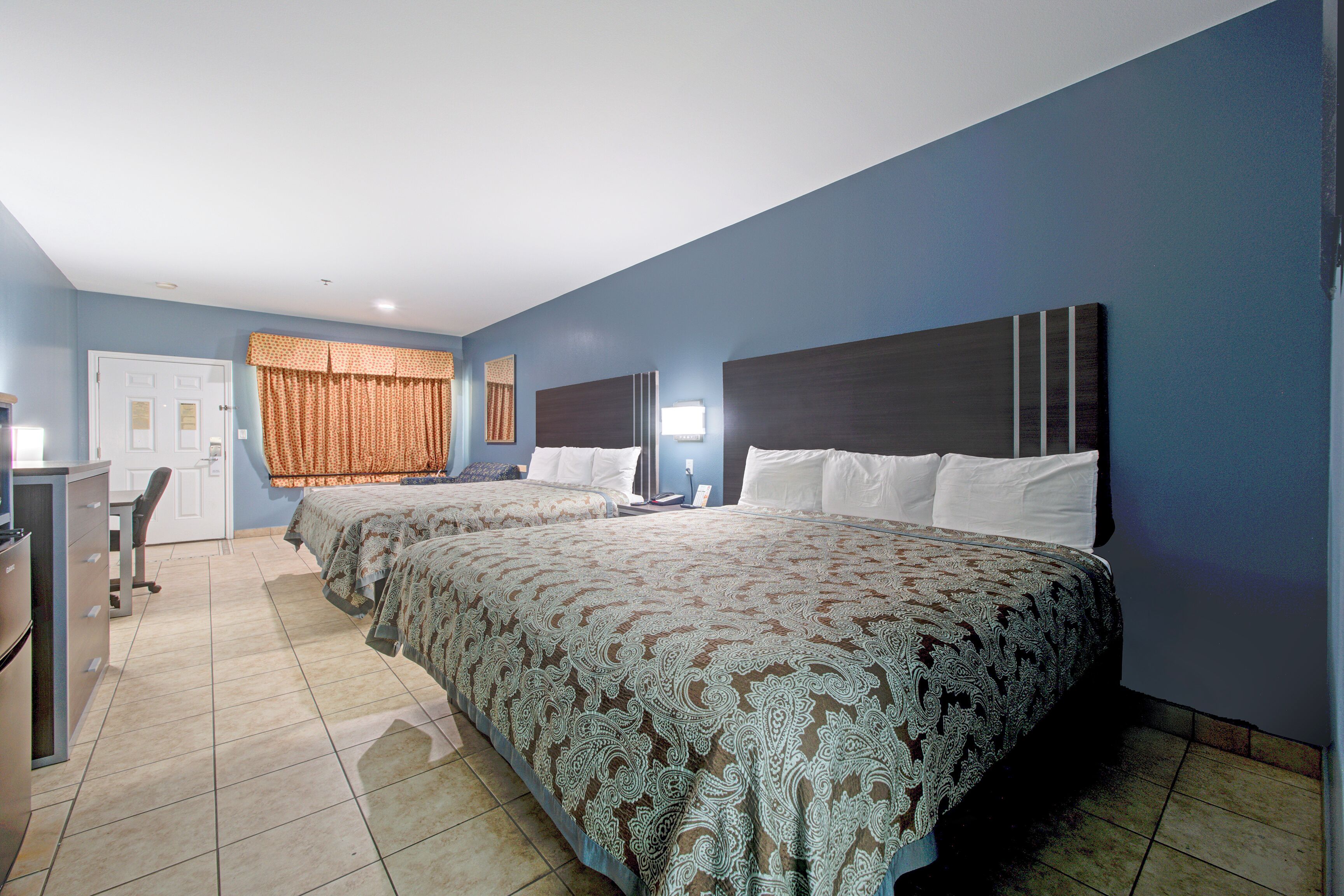 Habitación, no fumadores (2 King Beds) | Caja fuerte, escritorio, tabla de planchar con plancha