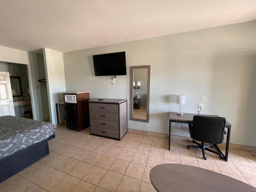 Quarto, para não fumantes (2 King Beds) | Cofres nos quartos, escrivaninha, ferros/tábuas de passar roupa