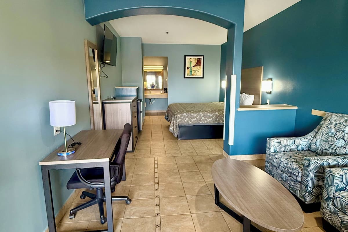 Standard Room, 1 King Bed | 1 bedroom, desk, blackout drapes, iron/ironing board
