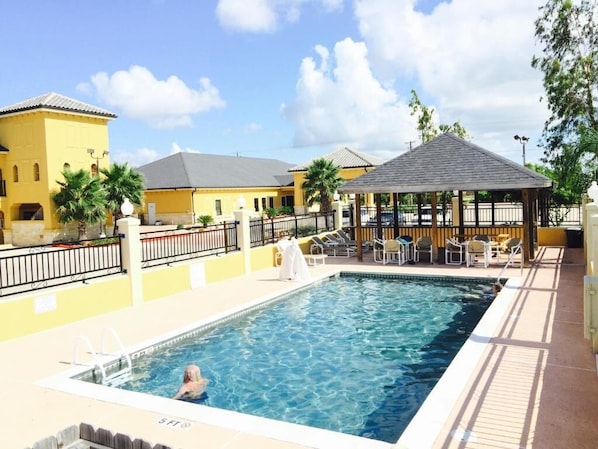 Outdoor pool - Weslaco Inn by Capital O Near Mercedes (Weslaco)