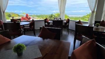 Melayani sarapan dengan suguhan pemandangan kolam renang