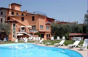 Piscina stagionale all'aperto, lettini