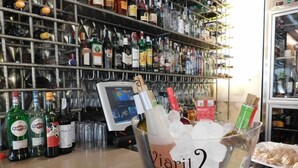 A bar area with various liquor bottles and a cash register. - Hospedium Hotel Cañitas Maite Boutique (Casas-Ibanez)