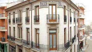 A corner building with multiple balconies, large windows, and a classic architectural style. - Hospedium Hotel Cañitas Maite Boutique (Casas-Ibanez)