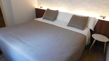 Quarto casal júnior | 1 quarto, frigobar, escrivaninha, cortinas blackout