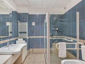 Articles de toilette gratuits, sèche-cheveux, peignoirs, chaussons