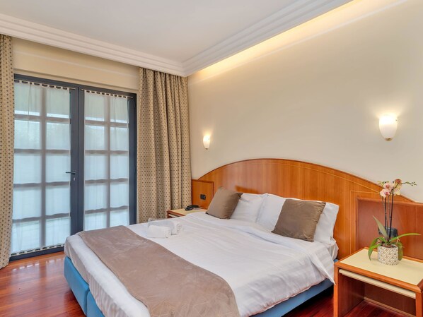 Double Room | Frette Italian sheets, hypo-allergenic bedding, pillowtop beds, minibar