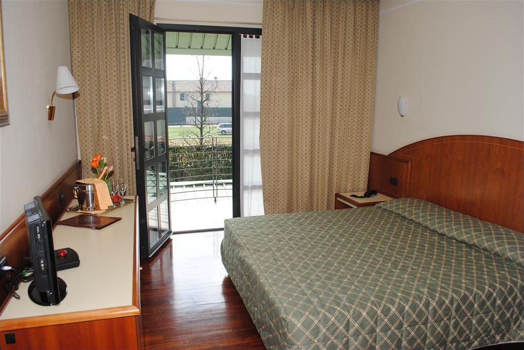 frette italian sheets, hypo-allergenic bedding, pillow-top beds, minibar