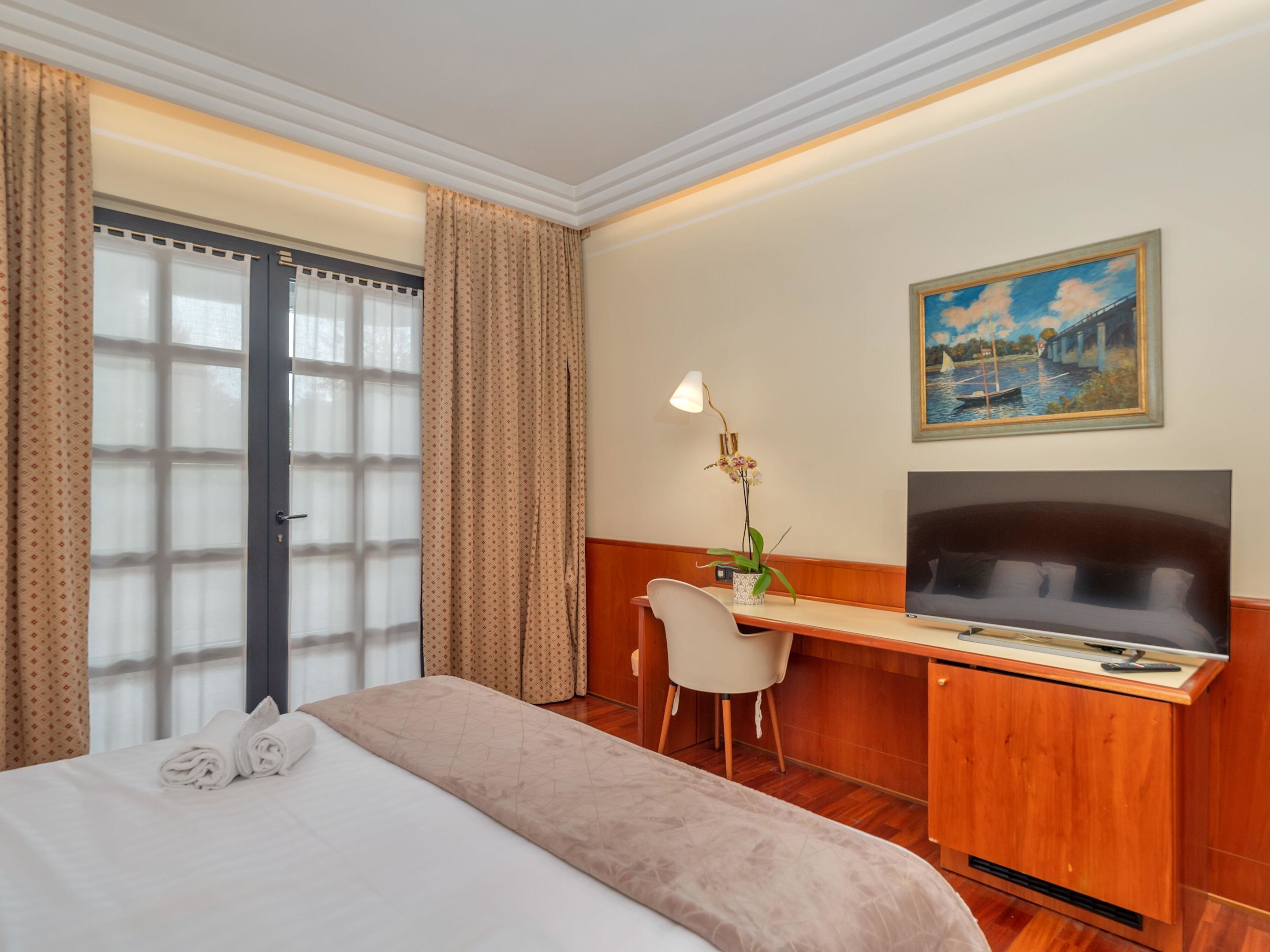 Kamar Double | Seprai Frette Italia, seprai antialergi, dan bantalan ekstra lembut
