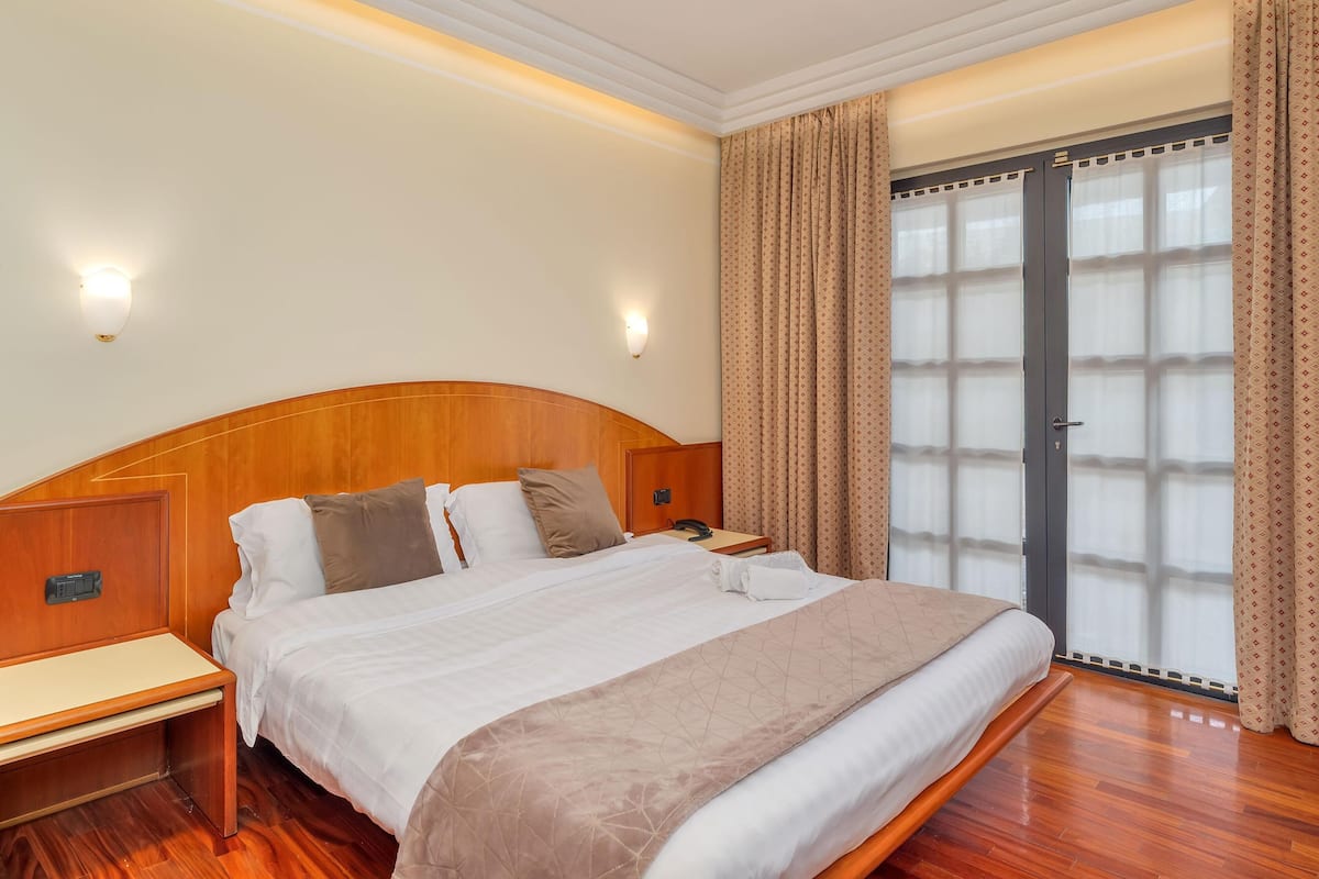 Double Room | Frette Italian sheets, hypo-allergenic bedding, pillowtop beds, minibar